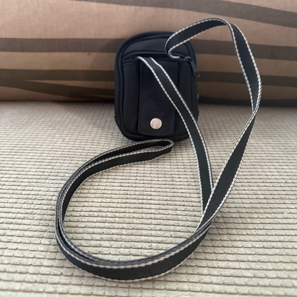 Kenneth Cole Reaction Digital Camera Case - Picture 5 of 6